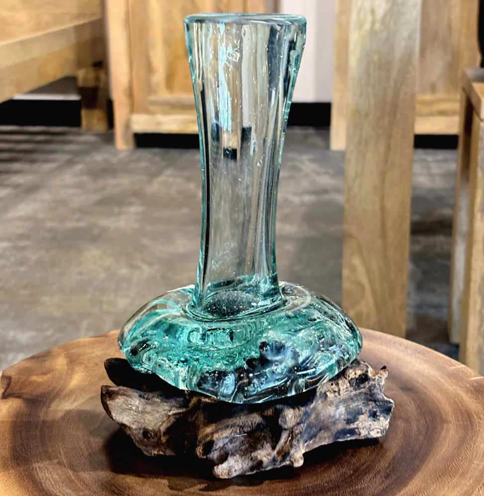 Vase en verre soufflé sur racine 8"