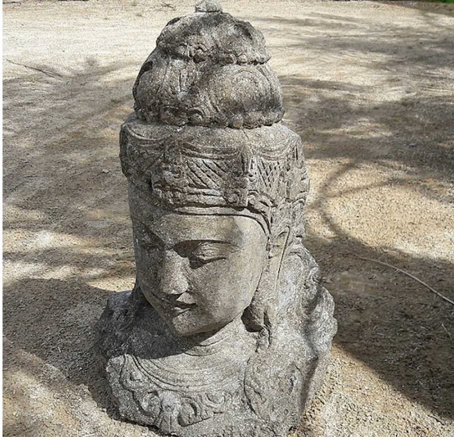 Tête de Dewi Tara en en pierre